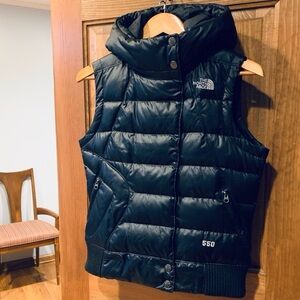 THE NORTH FACE 550 Hooded Puffer Vest